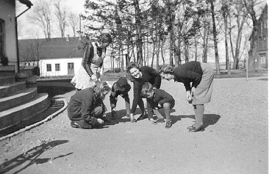 Kuulapeli käynnissä etupihalla tant-Rutin johdolla