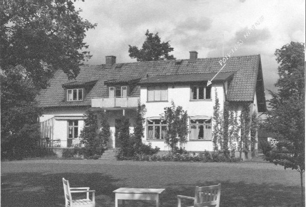 Svalövsgårdenin päärakennus puutarhan puolelta