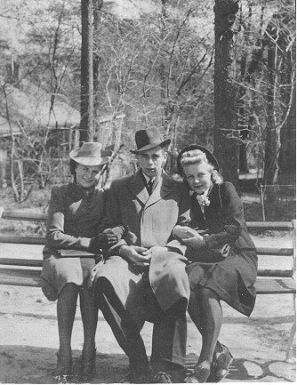 Vaikka elettiin sota-aikaa, pukeutumiseen kiinnitettiin huomiota. Hattu oli hyvin tärkeä vaatekappale. Tärkeitä olivat myös puvun kuosi ja olkatoppaukset. Kuvassa vasemmalta 17-vuotias Ilmi Bom (o.s. Valkonen), Erik ja Kirsti Lampe vuonna 1941.