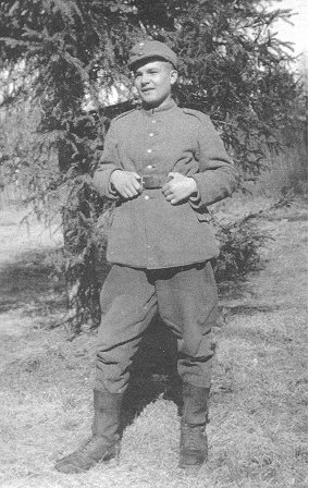 Aarto Bom lomalla. Kotiväki oli onnellinen, kun sai maanpuolustajan ehjänä ja terveenä lomalle.